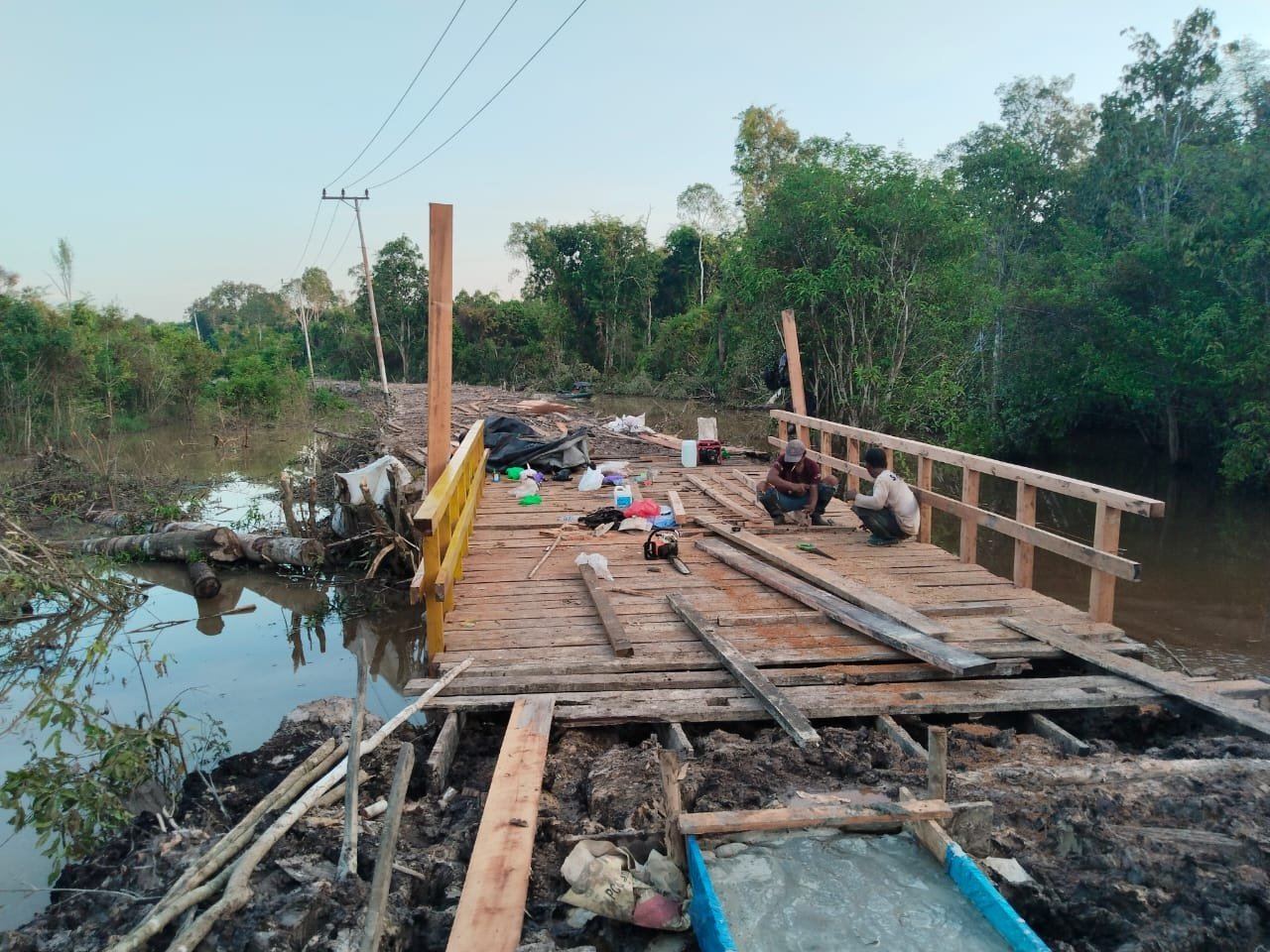 Gotong Royong TNI dan Warga Bangun Jembatan di Desa Talio