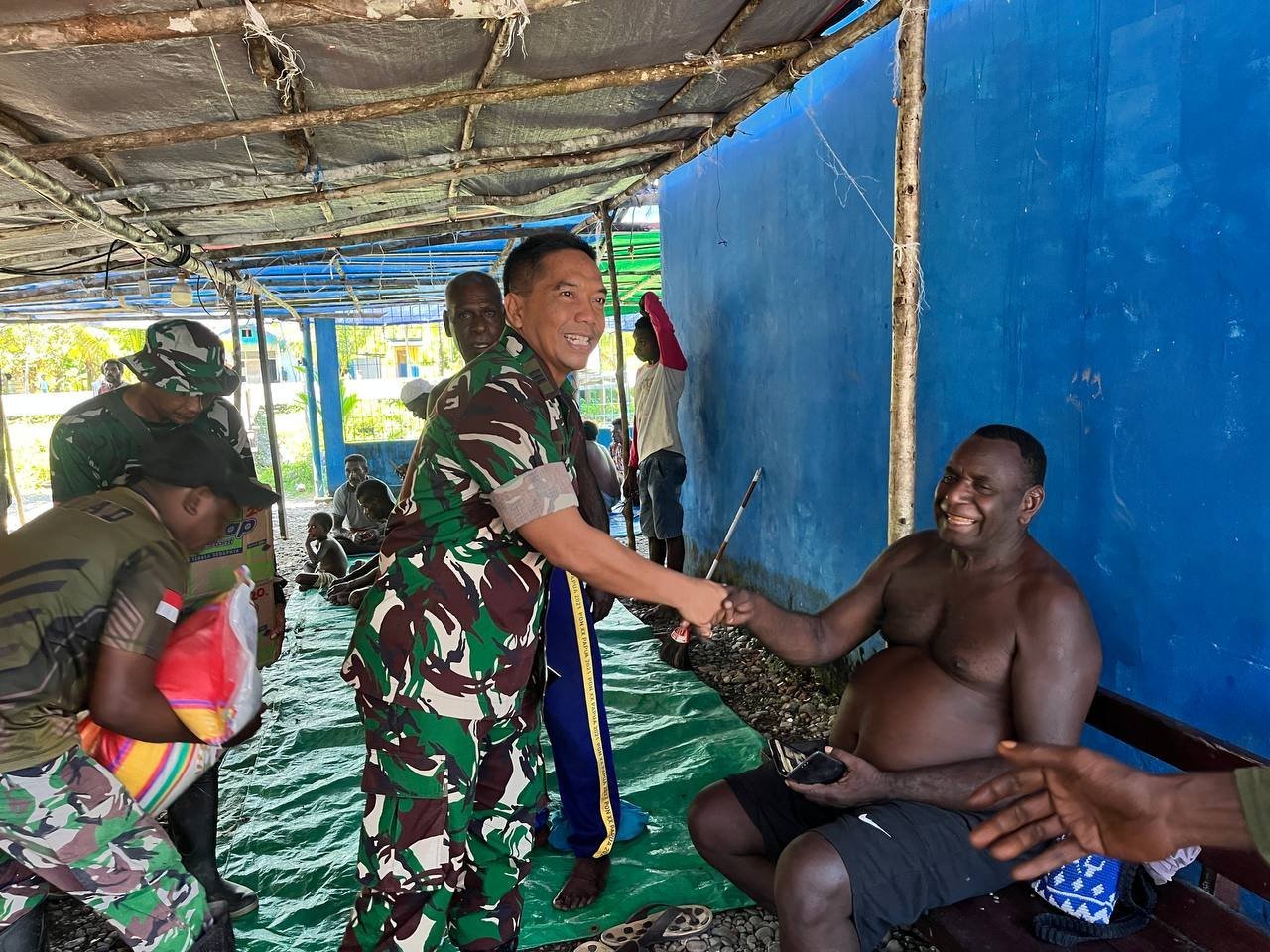 BENTUK KEPEDULIAN, DANSATGAS TMMD 124 KODIM 1710/MIMIKA BERIKAN BANTUAN DI ACARA ADAT 7 HARI SALAH SATU WARGA YANG SEDANG BERDUKA