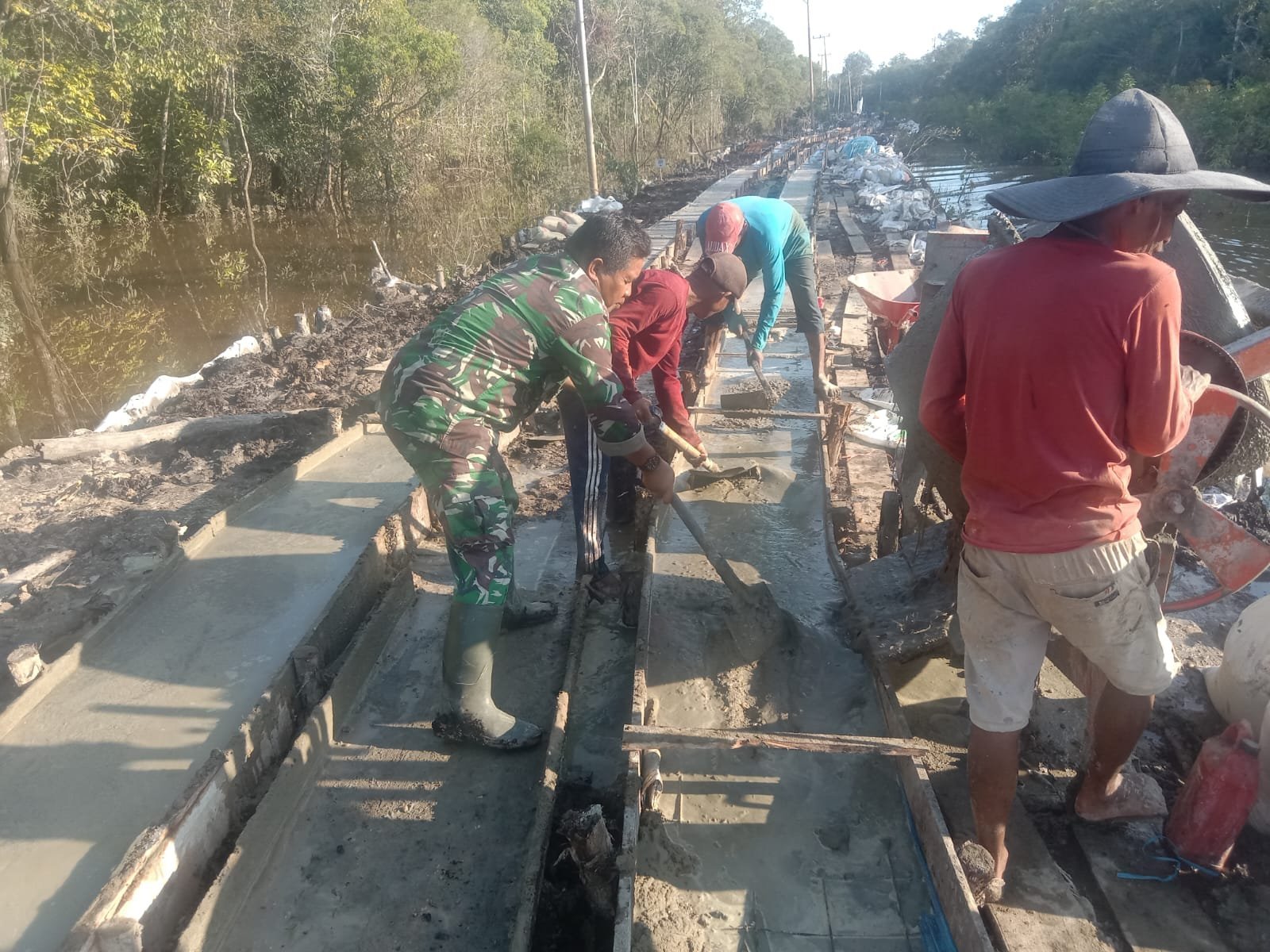 Akses Warga Meningkat, Satgas TMMD Kodim 1012/Buntok Cor Jalan di Desa Talio