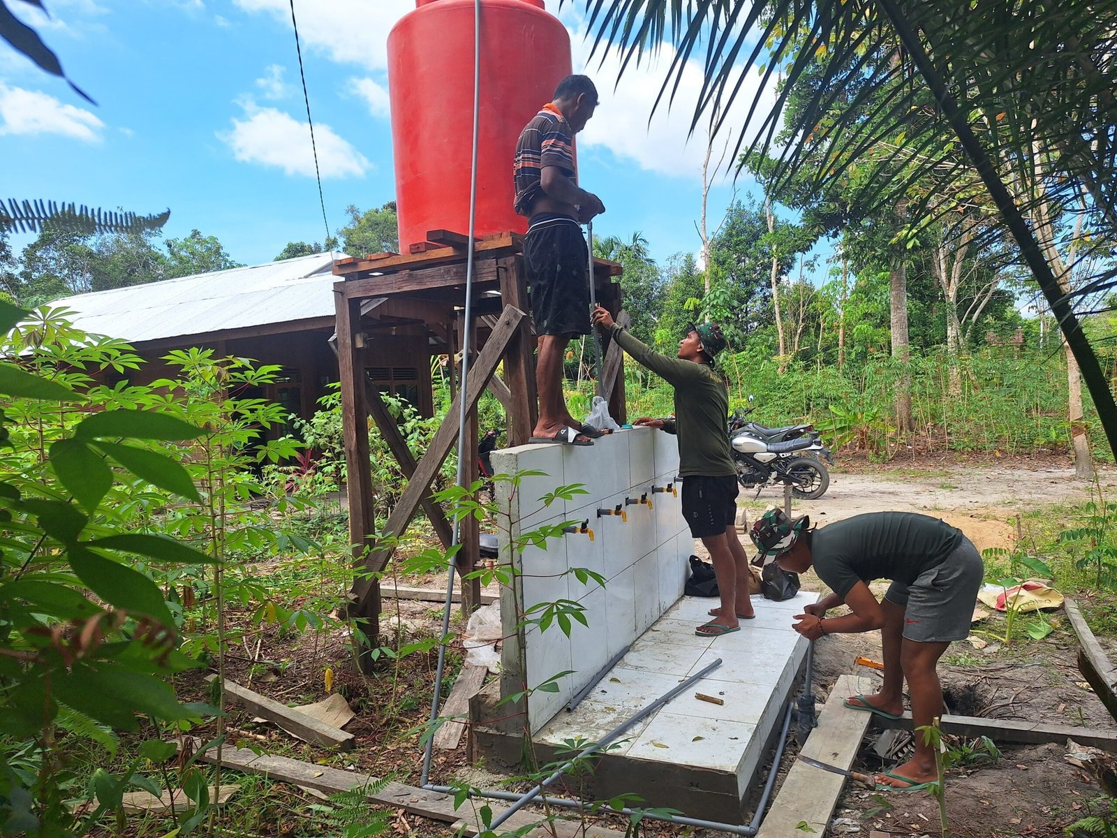 Satgas TMMD Pasang Pipa Sumur Bor, Warga Wungkur Baru Segera Nikmati Air Bersih