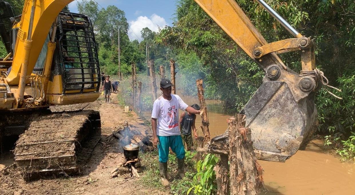 Warga dan TNI Kompak Pasang Cerucuk, Semangat Gotong Royong Menyala di Desa Talio