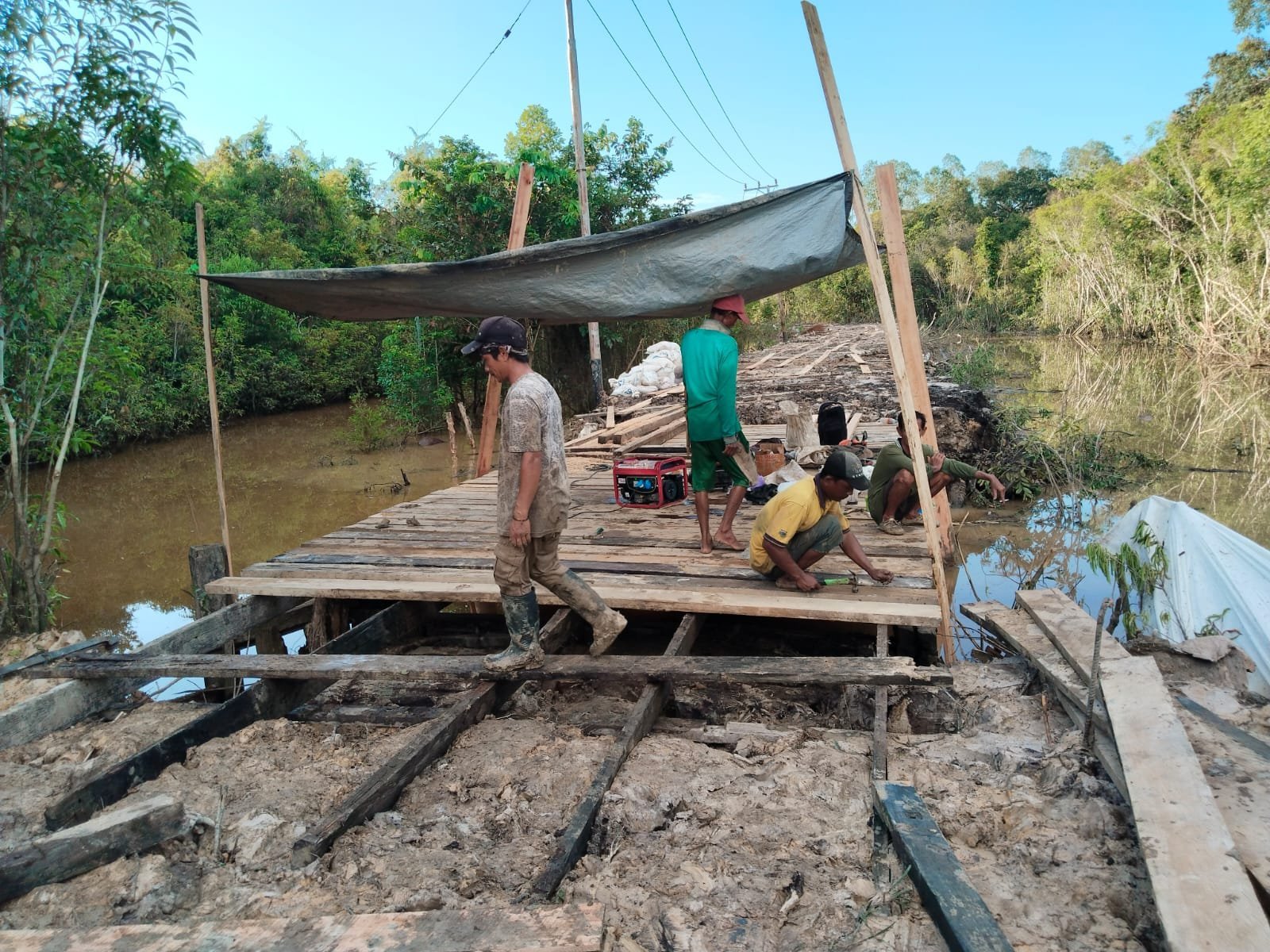 Pemasangan Papan Jembatan di Desa Talio Tingkatkan Aksesibilitas Warga