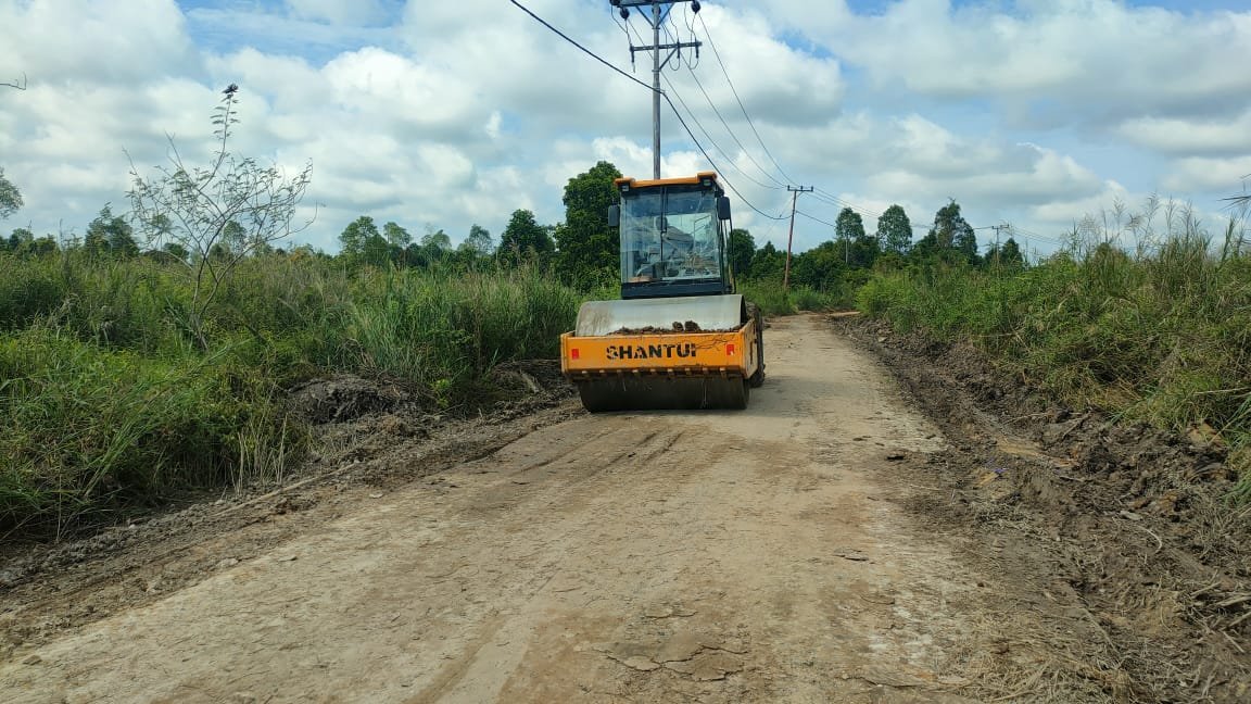 Alat Berat Dikerahkan Satgas TMMD Kodim 1012/Buntok untuk Perkeras Jalan Desa Talio