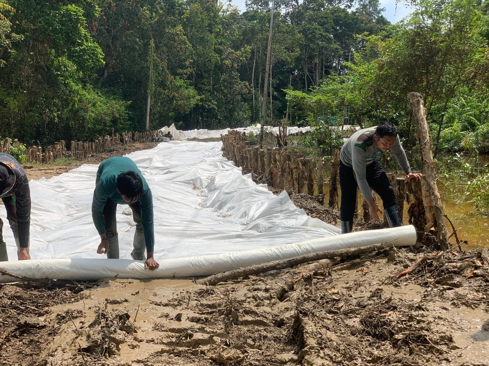 Percepat Proyek Jalan, TMMD Gunakan Geotekstil untuk Stabilkan Tanah Desa Talio