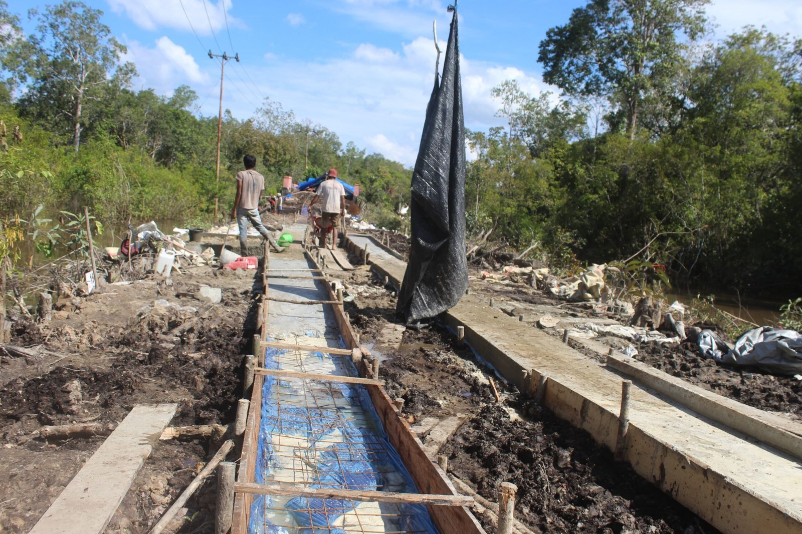 Jalan Desa Talio Dipersiapkan untuk Pengecoran, Satgas Pasang Plastik Cor