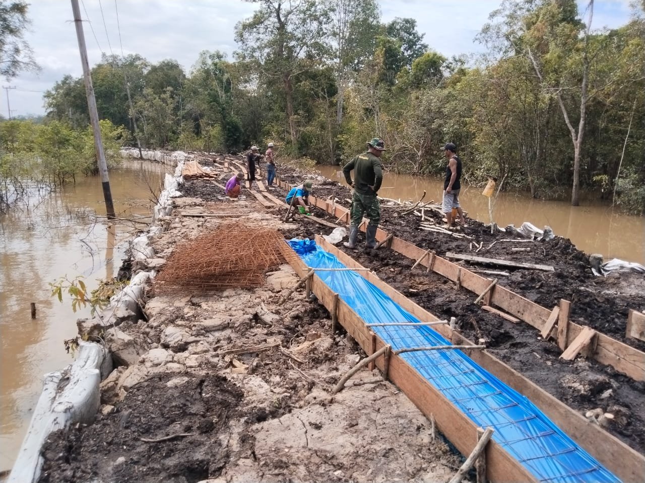Persiapan Pengecoran Jalan, Satgas TMMD Kodim 1012/Buntok Pasang Papan Begisting di Desa Talio