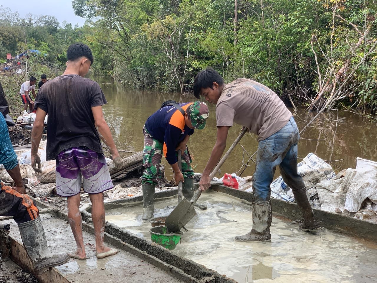 Pembangunan Jalan Jadi Simbol Kedekatan TNI dan Rakyat di Desa Talio