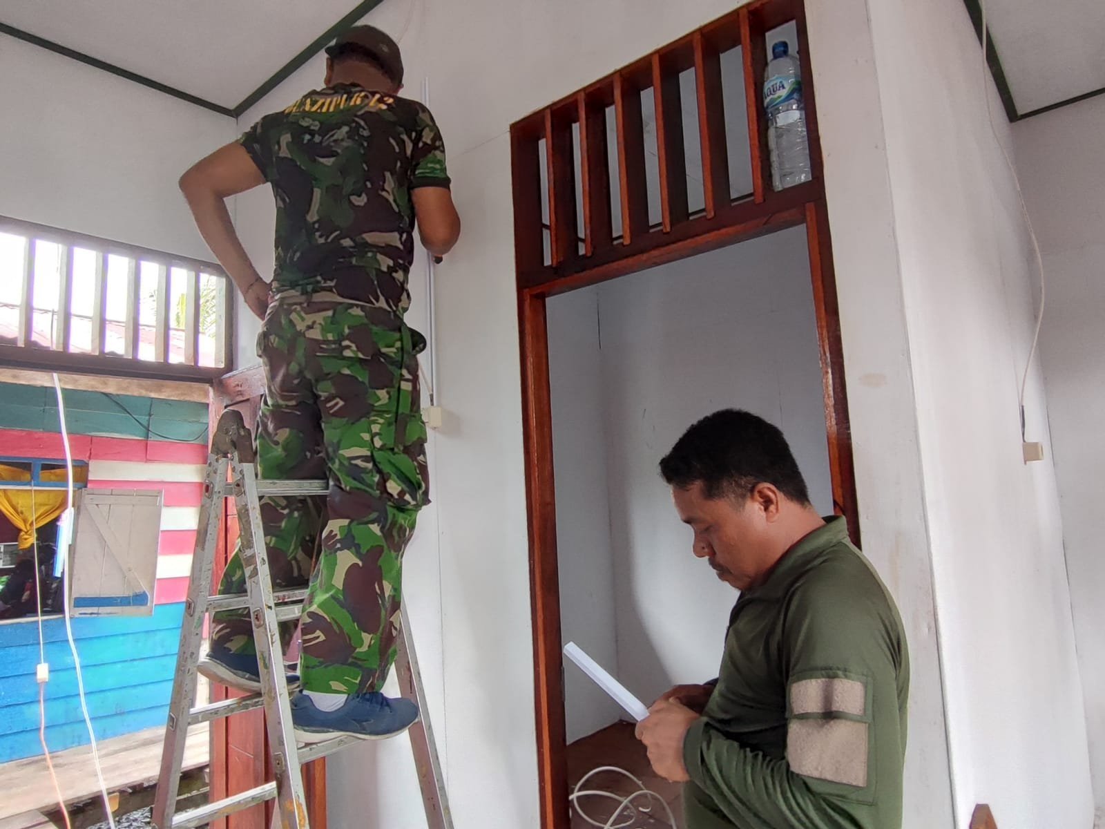 Satgas TMMD Tuntaskan Pemasangan Instalasi Listrik di Kampung Pigapu