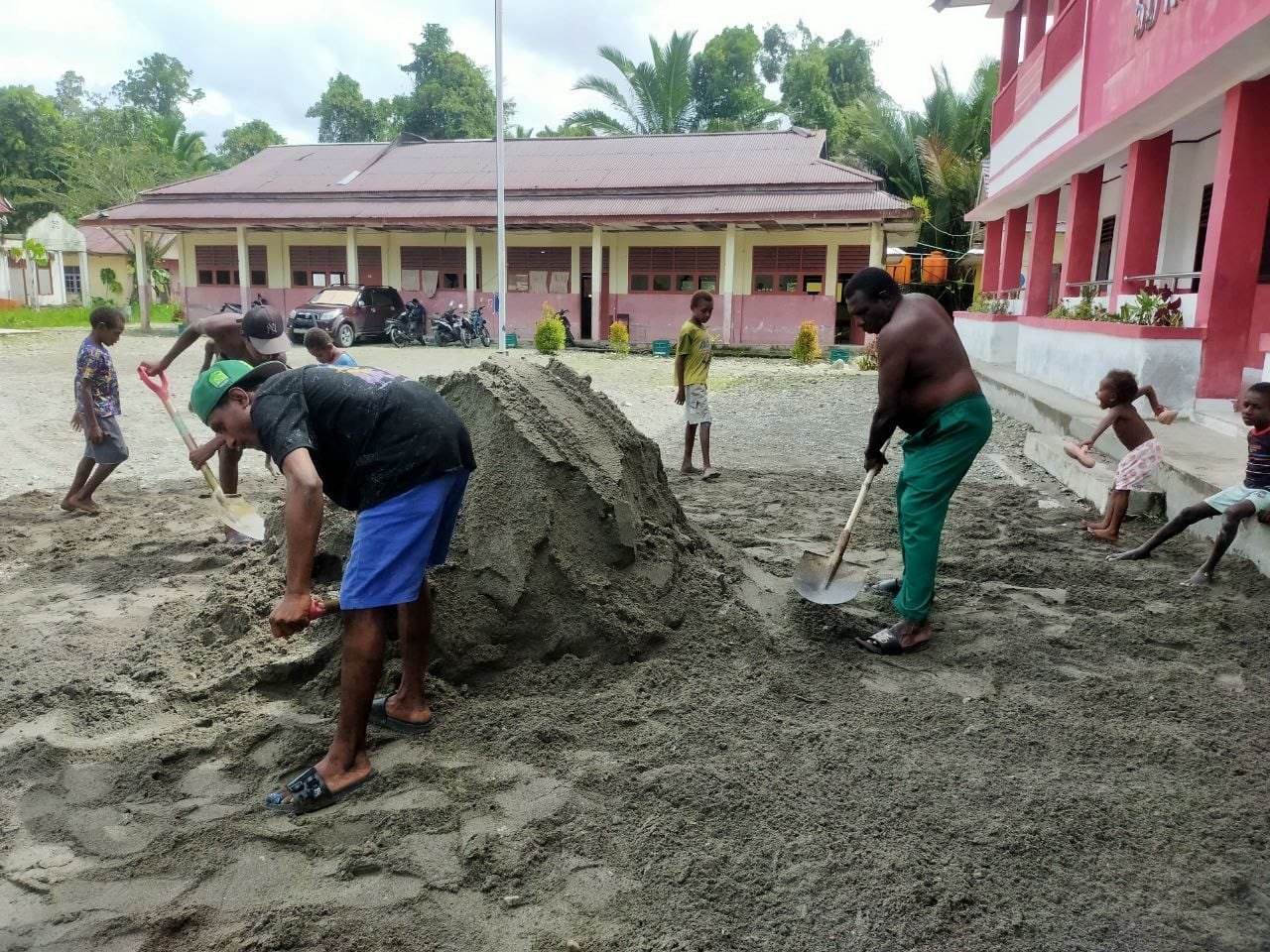 Jelang Penutupan, Personel Satgas TMMD Bersama Warga Gotong Royong Siapkan Lapangan untuk Kegiatan Bakti Sosial