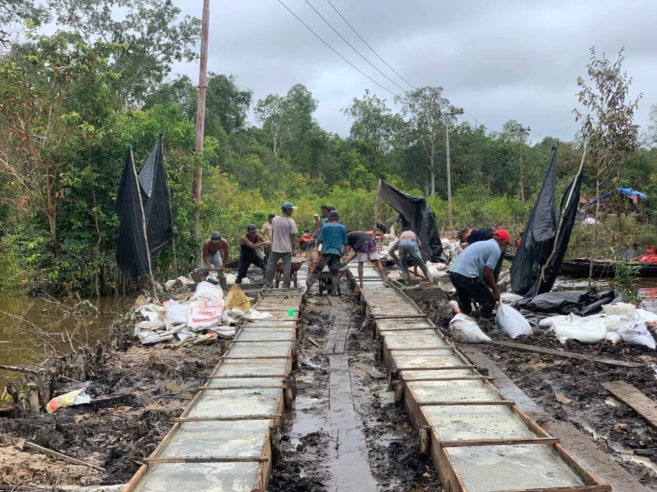 Pengecoran Jalan di Desa Talio Dikebut Satgas TMMD