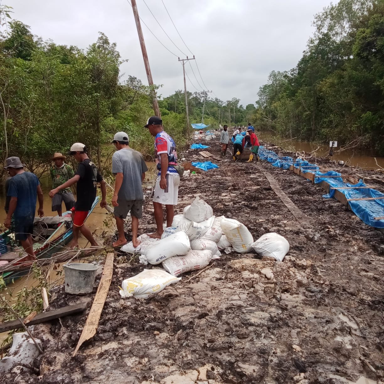 Satgas TMMD dan Warga Kompak Angkut Material untuk Pembangunan Jalan di Desa Talio