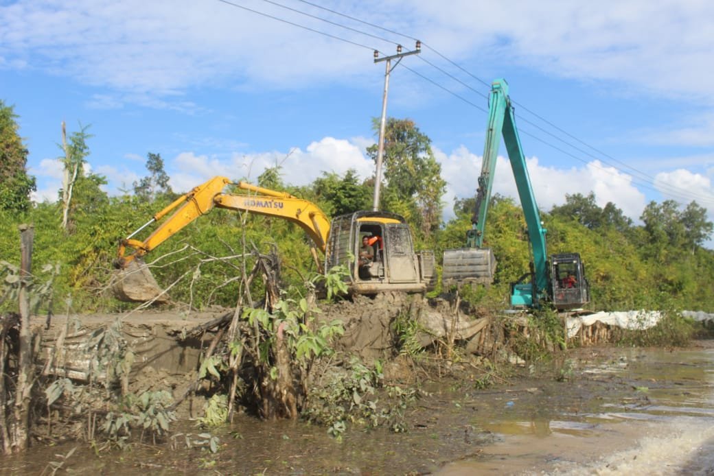 Tampak Alat Berat Terus Bekerja Bangun Jalan di Desa Talio
