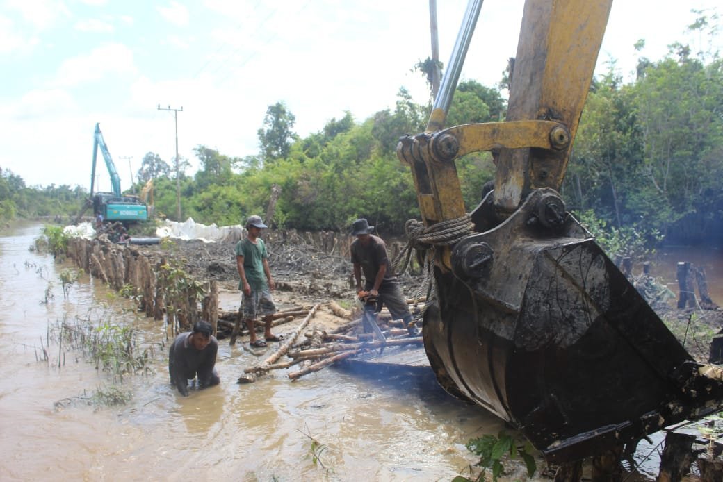 Tantangan Air dan Medan Sulit Tak Halangi Satgas TMMD Buka Jalan di Desa Talio