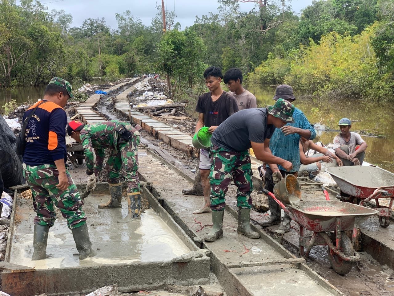 Satgas TMMD Kebut Pengecoran Jalan di Desa Talio