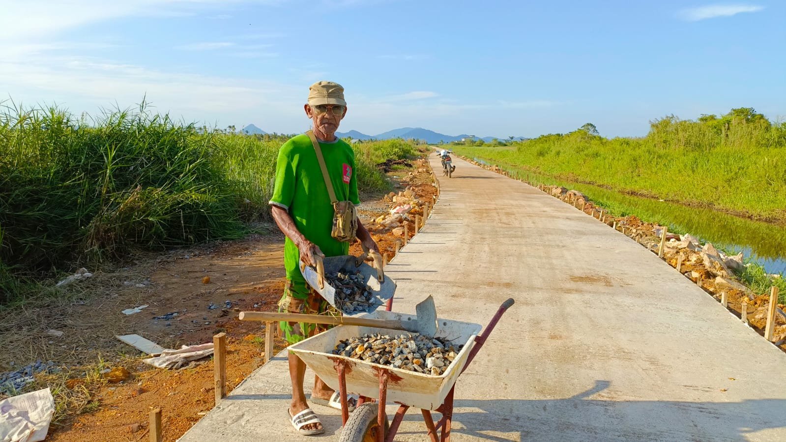 Warga Manfaatkan Sisa Batu yang Digunakan untuk Membuat Rabat Beton TMMD Reguler ke-124