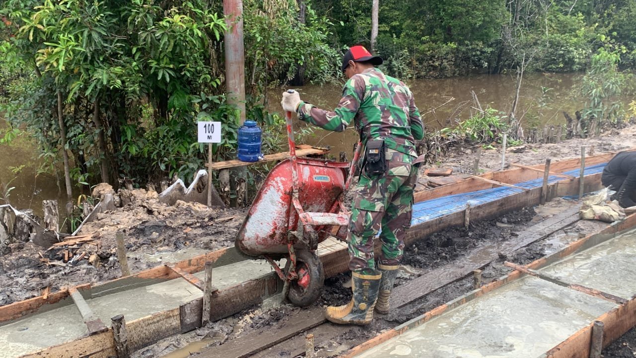Kemanunggalan TNI dan Rakyat Tercermin di Pengecoran Jalan Desa Talio