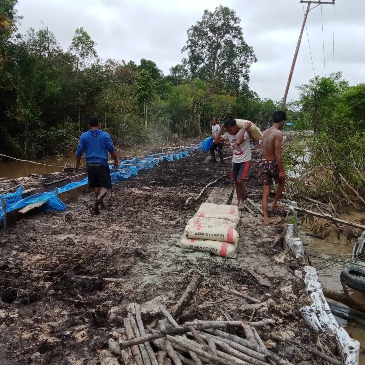 Satgas TMMD Bersama Warga Angkut Material, Percepat Pembangunan Jalan di Desa Talio