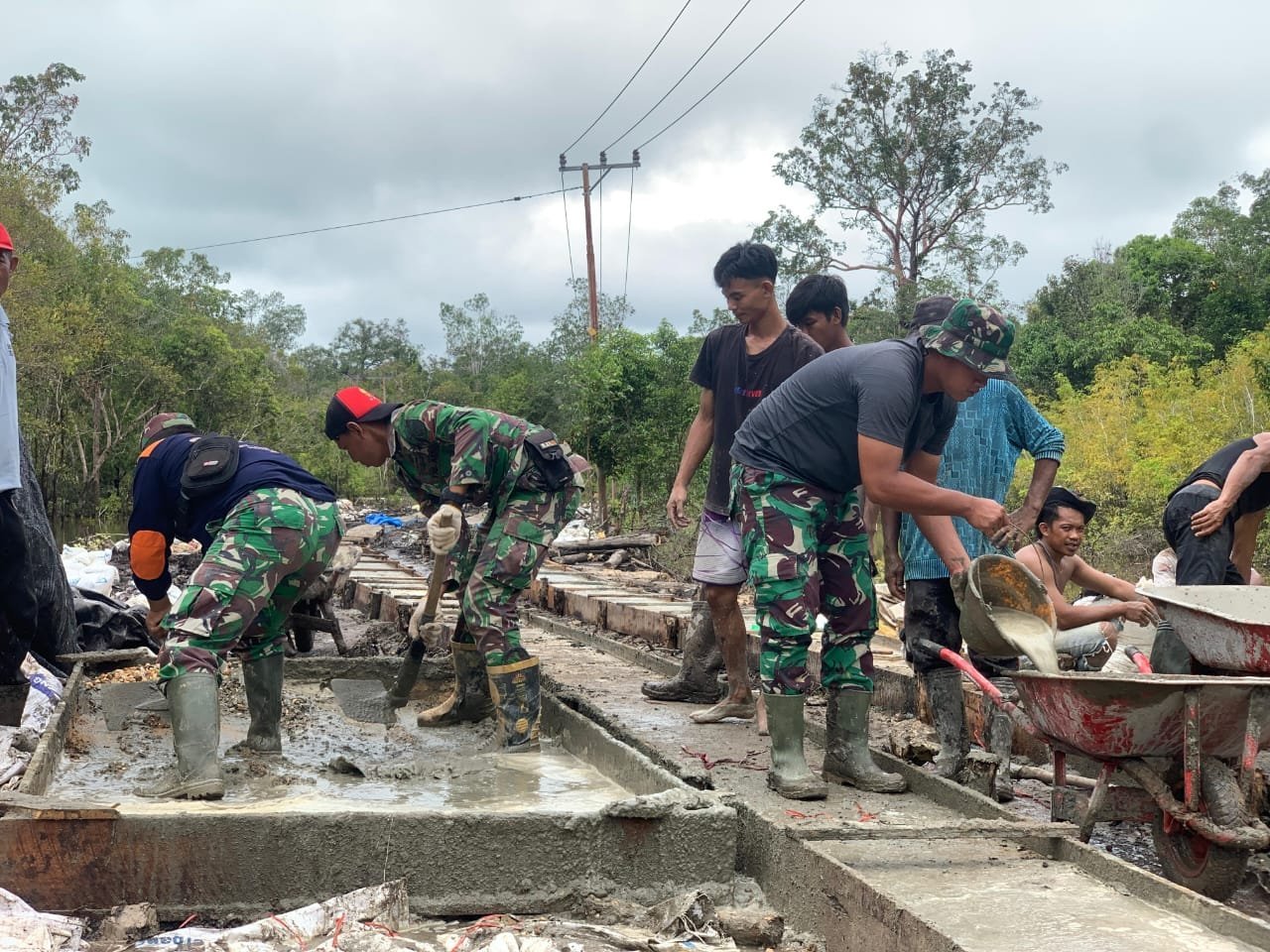 TMMD Kodim 1012/Buntok Percepat Akses Jalan Desa Talio Lewat Pengecoran