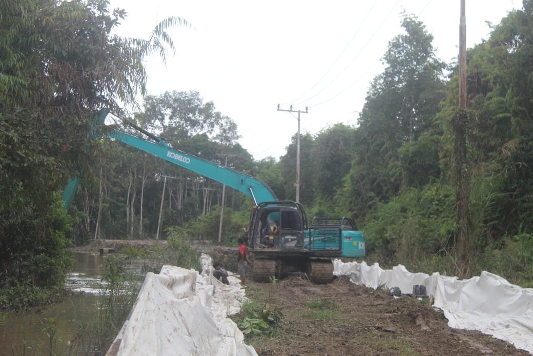 Alat Berat Terus Digenjot Kebut Pembangunan Jalan di Desa Talio
