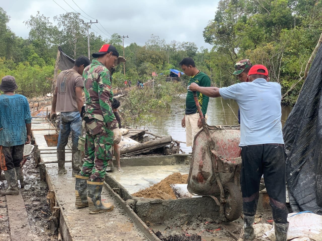 Warga dan Satgas TMMD Gotong Royong Tanpa Lelah Lakukan Pengecoran Jalan Desa Talio