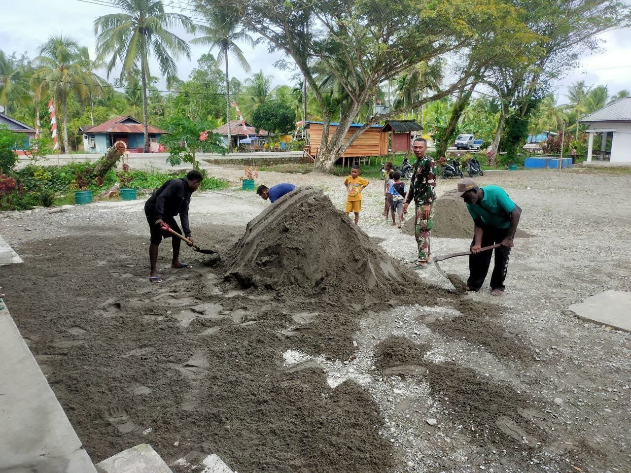 Jelang Penutupan, Satgas TMMD dan Warga Kampung Pigapu Gotong Royong Siapkan Lapangan untuk Bakti Sosial