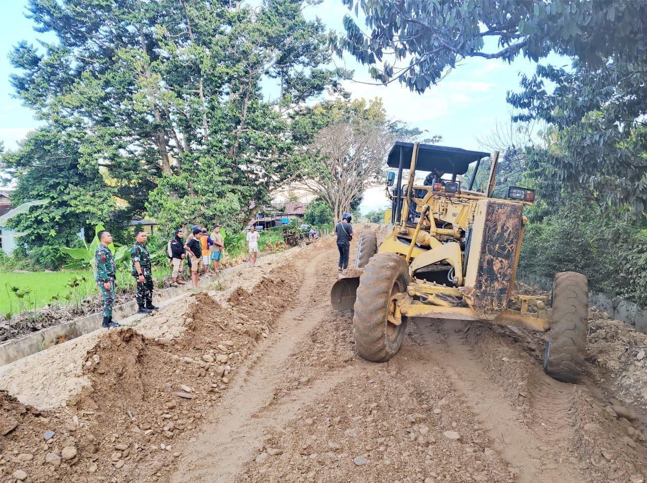 Pastikan Sesuai Rencana, Dansatgas TMMD 125 Kodim 1417/Kdi Tinjau Proses Penimbunan Jalan