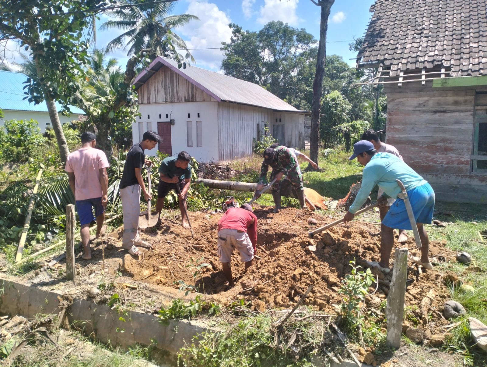 Satgas TMMD 125 Kodim 1417/Kendari dan Warga Nekudu Gotong Royong Gali Septic Tank MCK