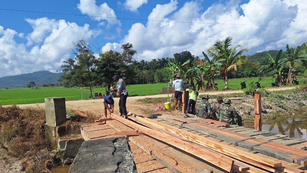 Agar Aman Saat Dilintasi, Anggota Satgas TMMD 125 Kodim 1417/Kendari Mulai Memasang Tiang Pengaman Jembatan