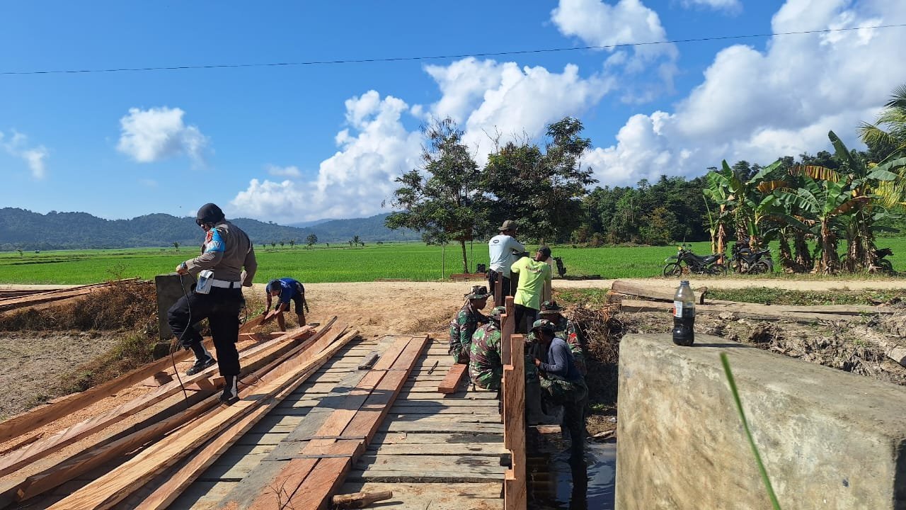 Sinergitas TNI-Polri dan Warga Bangun Infrastruktur Desa Awua Jaya dalam TMMD ke-125