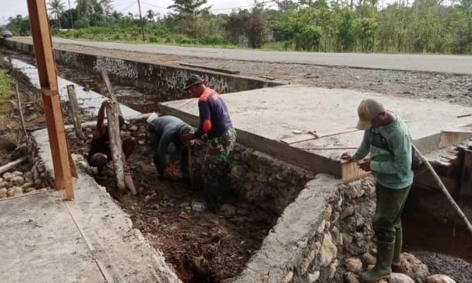 Progres 83 Persen, Jembatan Akses Gereja Talitakum Hampir Rampung Dibangun Satgas TMMD 125 Kodim 1705/Nabire