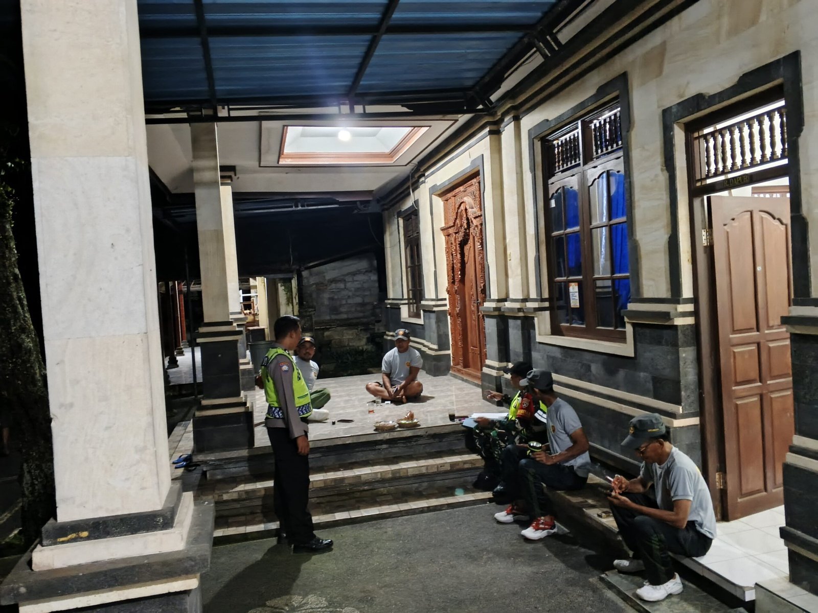 Ciptakan Wilayah Binaan Aman Dan Damai, Babinsa Selisihan Bersama Pemdes Aktifkan Siskamling Dan Ronda Malam