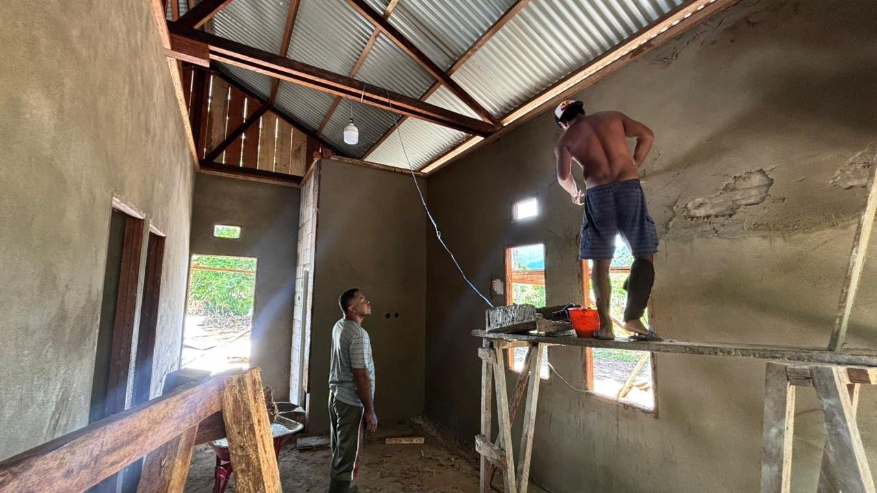 Progres Plester RTLH TMMD 127 Kodim 1804/Kaimana di Kampung Sisir 2 Capai 23 Persen