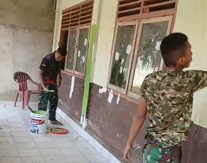 Pengecatan Ulang Dinding Sekolah Pada TMMD ke-128 Meningkatkan Estetika dan Kenyamanan