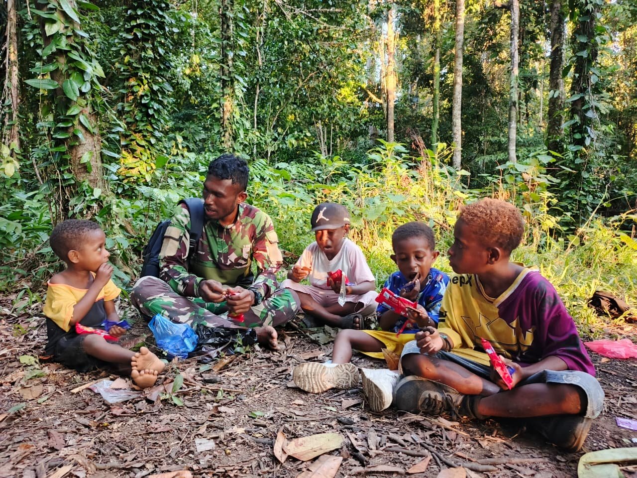 Membangun Kedekatan, Satgas TMMD ke-128 Kodim 1801/Manokwari Melalui Interaksi dengan Anak-Anak