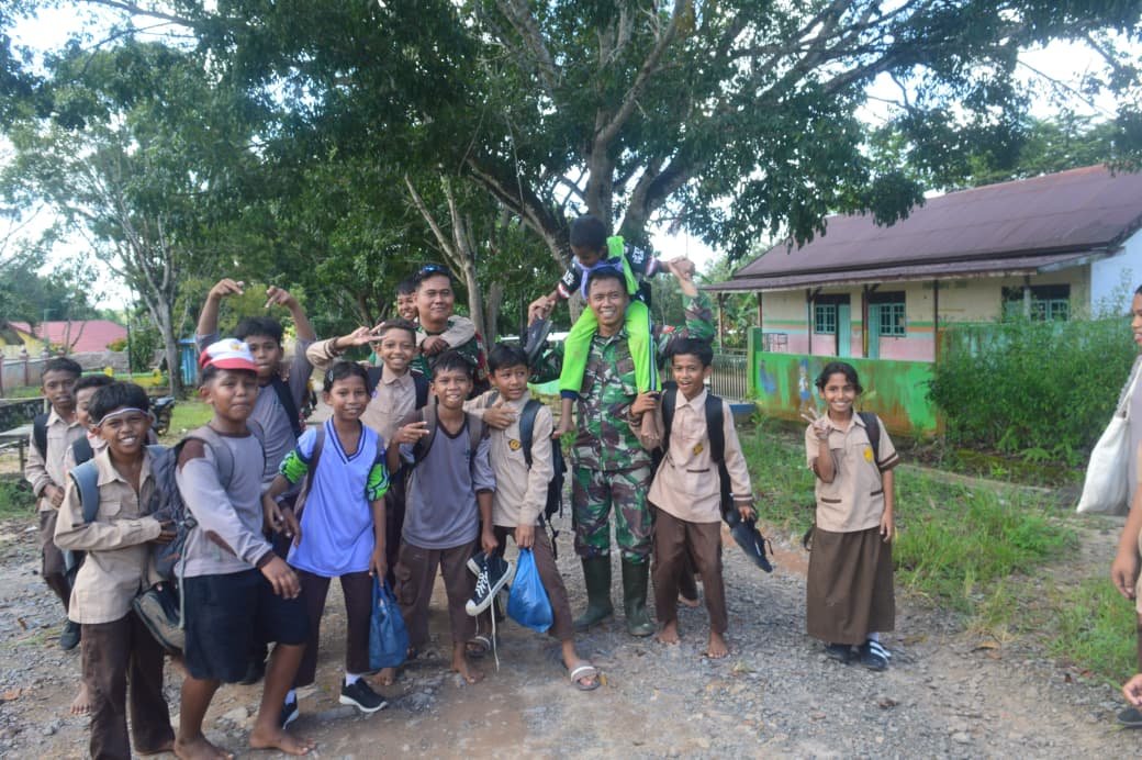Kedekatan TNI dan Anak-Anak di TMMD Ke-128