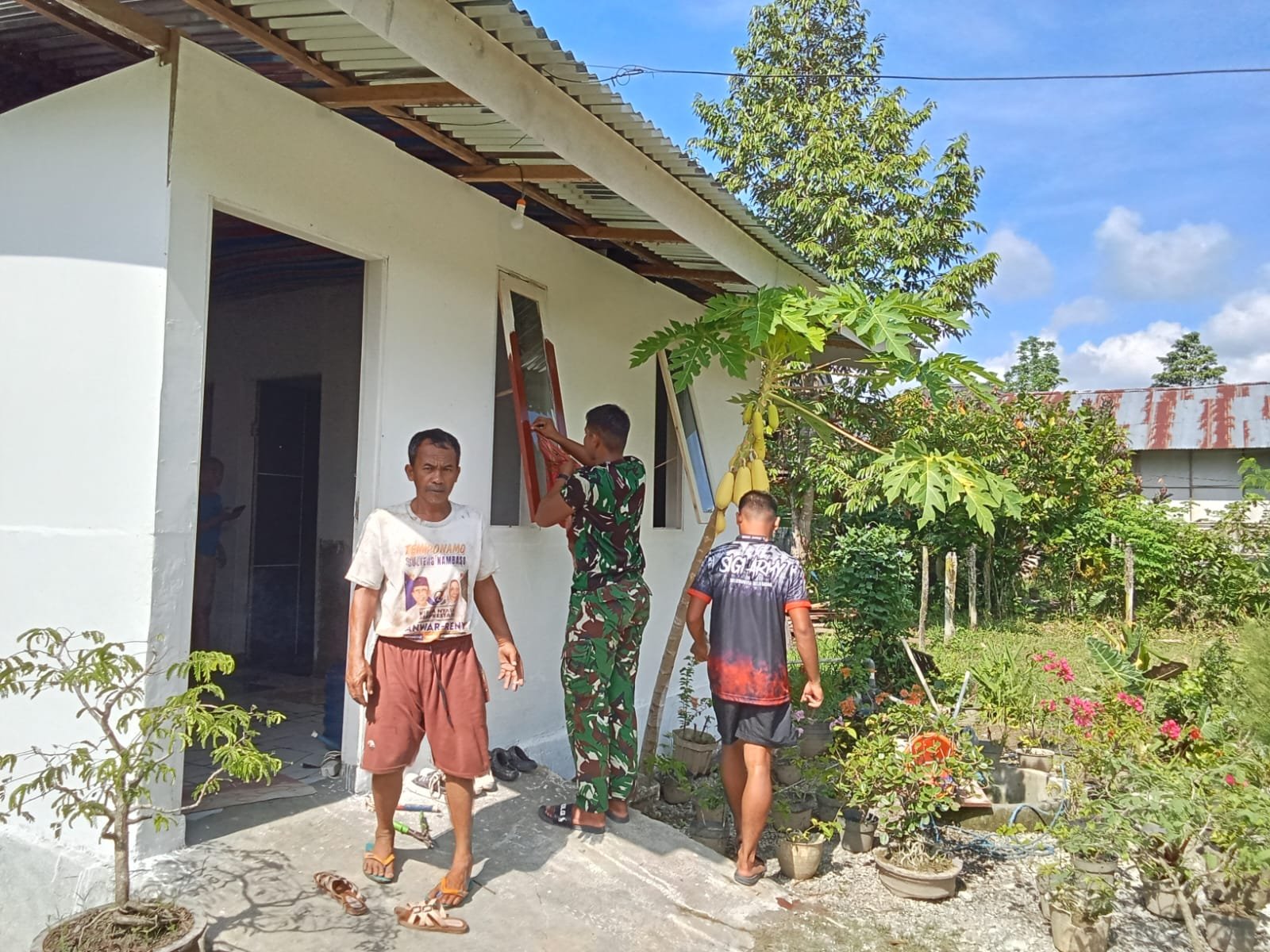 Anggota TMMD Mempercantik Rumah dengan Pengecatan Jendela