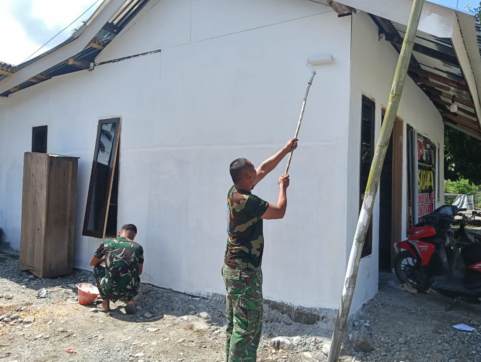 Pengecatan Menggunakan Rol Cat Dalam Proyek TMMD di Desa Sausu